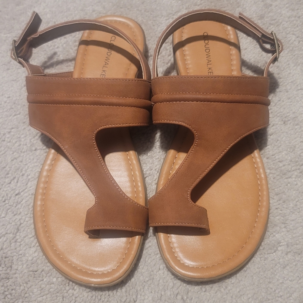 Cloudwalker toe loop sandal size 9.   NOTE: Shoes are wide width